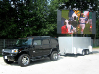 LED Obrazovka umístě na vozíku za autem